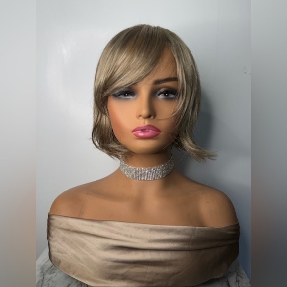PAULA YOUNG Ash light Blonde Short Bob Stylish Wig for Women - Realistic look - Picture 5 of 8